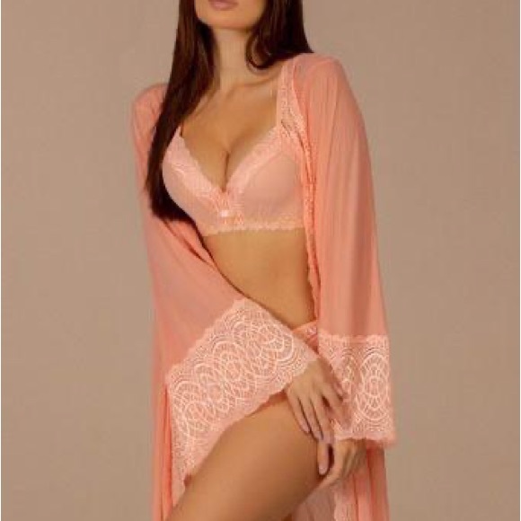 Robe in Tully and finishing lace - Picture 1 of 1